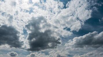 des nuages dans mouvement video