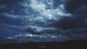 des nuages dans le foncé video