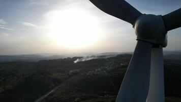 viento turbinas en el montañas. renovable energía video