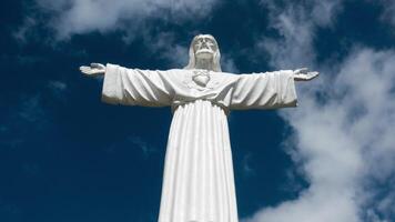 Jesús con blanco nubes en azul cielo video