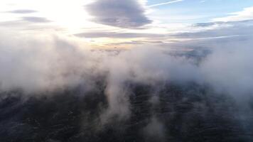 montagna nebbia. natura paesaggio video