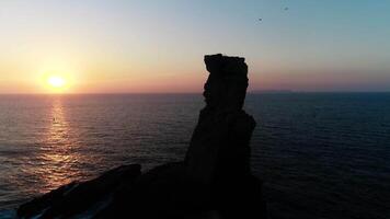 mer rochers à le coucher du soleil. cabo carvoeiro, Peniche le Portugal video