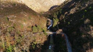 atemberaubend Berg Schlucht Antenne Aussicht video