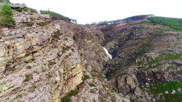 montaña agua corriente aéreo ver video