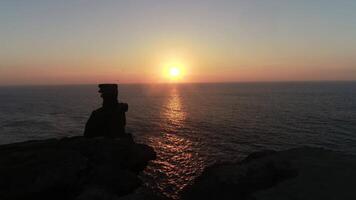 mer rochers à le coucher du soleil. cabo carvoeiro, Peniche le Portugal video