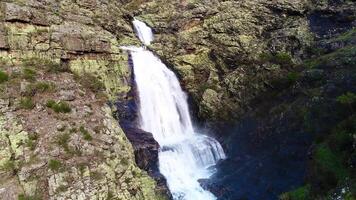 Berg Wasser Strom Antenne Aussicht video