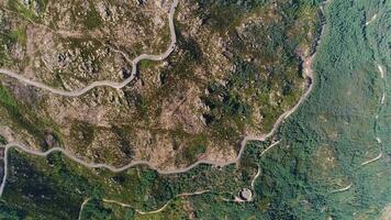 serpentina montagna strada aereo Visualizza video