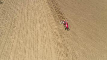 trattore Lavorando nel agricoltura campo aereo Visualizza video