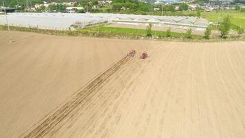 tracteur travail dans agriculture champ aérien vue video