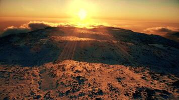 besneeuwd berg Bij zonsondergang video