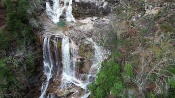 Tahiti Wasserfall im geres Portugal. Natur Hintergrund video