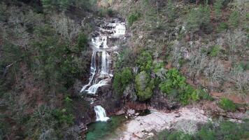 Tahiti waterval in geres Portugal. natuur achtergrond video