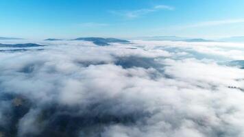 mosca encima nubes terminado montañas video