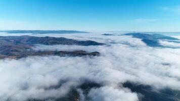 mosca encima nubes terminado montañas video