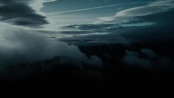 nuvoloso montagne a notte aereo Visualizza video