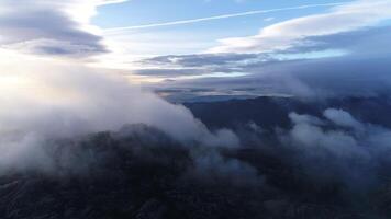 maravilloso montañas nubes a puesta de sol video