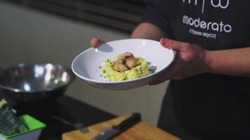 Rusia, Moscú - marzo 17, 2022. comida en un lámina. Arte. un hombre muestra un plato en un lámina. en el plato son machacado patatas y piezas de carne video