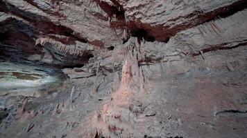 grotta. azione. il interno di il roccia con enorme soffitti di grigio e buio Marrone pietre. video