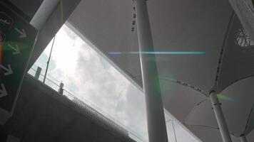 aéroport. action. une grand blanc bâtiment dans lequel vous pouvez voir une signe où il dit à propos atterrissage et une magnifiquement en forme de plafond. video