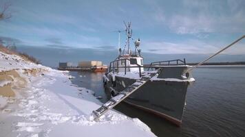 navi in piedi giusto sotto il raggi di il luminosa sole.clip. grande navi nel il fiume con grande carico dispositivi In piedi contro il sfondo di il luminosa sole durante il giorno. video