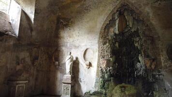 4k van een fontein in de ruïnes van oude Rome video