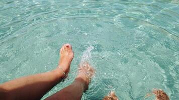 4k von zwei weiblich Füße und zwei männlich Füße haben Spaß im das Kristall klar Meer Wasser video