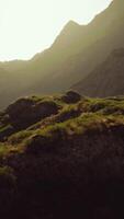 das Sonne scheint auf das Berge im das Entfernung video