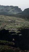 une colline avec une peu rochers et herbe sur il video