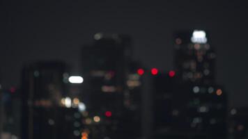 suddig av natt stad skyskrapa och torn lampor bokeh , mjuk fokus , metropol backgound video