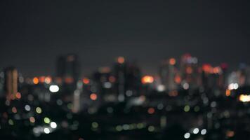 borroso de noche ciudad rascacielos y torre luces bokeh , suave atención , metrópoli fondo video