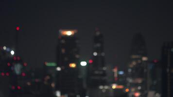 wazig van nacht stad wolkenkrabber en toren lichten bokeh , zacht focus , metropolis achtergrondkleur video