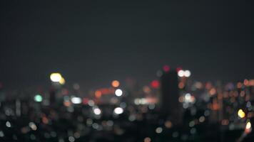 borroso de noche ciudad rascacielos y torre luces bokeh , suave atención , metrópoli fondo video