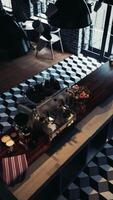 moderno bar con scacchi pavimento e lungo tavolo video