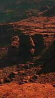 de betoverend eufonie van karmozijn canyons en majestueus berg rendez-vous video