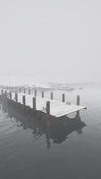 antiguo de madera muelle en el frío noruego mar video