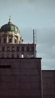 een hoog gebouw met een koepel Aan top van het video