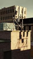 een visie van een stad van een op het dak van een gebouw video