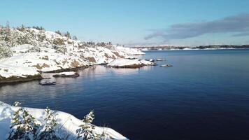 une hiver journée plein de ensoleillement et neige par le scandinave bord de mer video