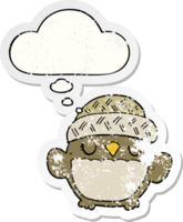 hibou de dessin animé mignon en chapeau et bulle de pensée comme un autocollant usé en détresse png