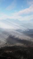 majestätisch Berg Angebot beleuchtet durch Sonnenstrahlen von über video