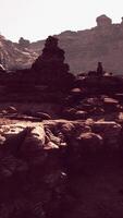 een rotsachtig landschap met een berg in de achtergrond video