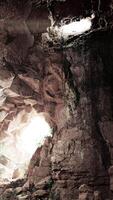 uma caverna preenchidas com grande quantidade do pedras e água video