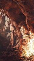 en grotta fylld med massor av stenar och vatten video