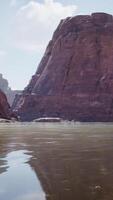 en lugn sjö inbäddat bland höga stenar video