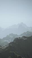 un brumoso montaña rango rodeado por niebla video