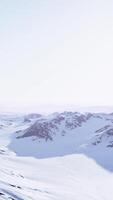 un maravilloso cubierto de nieve montaña rango en el distancia video