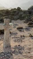 eenzaam kruis staand hoog in de enorm woestijn landschap met bergen video