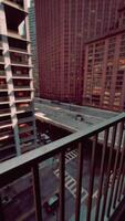 ein Stadtbild gefangen von ein Balkon Standpunkt video