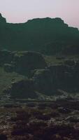 un' montagna gamma con rocce e erba nel il primo piano video