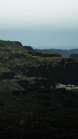 une vue de le océan de le Haut de une colline video